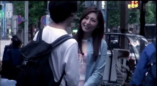 佐々木あき・街でナンパした童貞とMM号でSEX企画