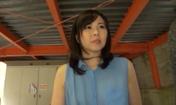 城崎桐子・美人妻が温泉や野外でドM調教