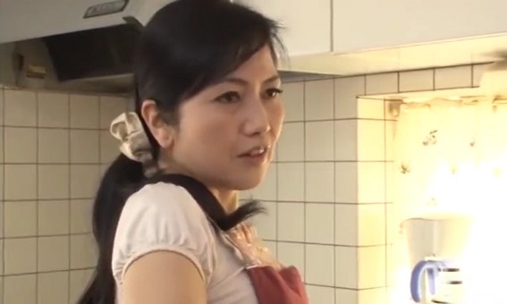 真弓あずさ・四十路の美人妻が欲情した娘婿に犯される