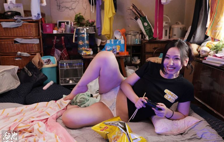 だらしない性格の爆乳叔母さんと、むせ返るようなゴミ部屋で1週間ヤリまくったー。 佐山愛