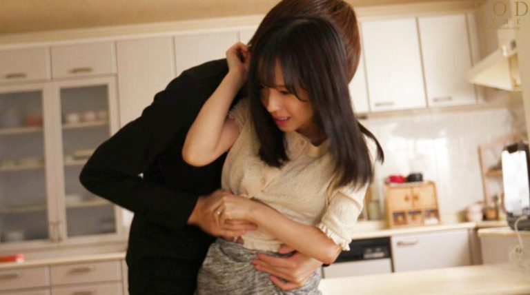 旦那の連れ子に溜まり切った性の捌け口として性欲処理玩具に…絶倫勃起チ○ポに夫とするより感じてしまい…小湊よつ葉